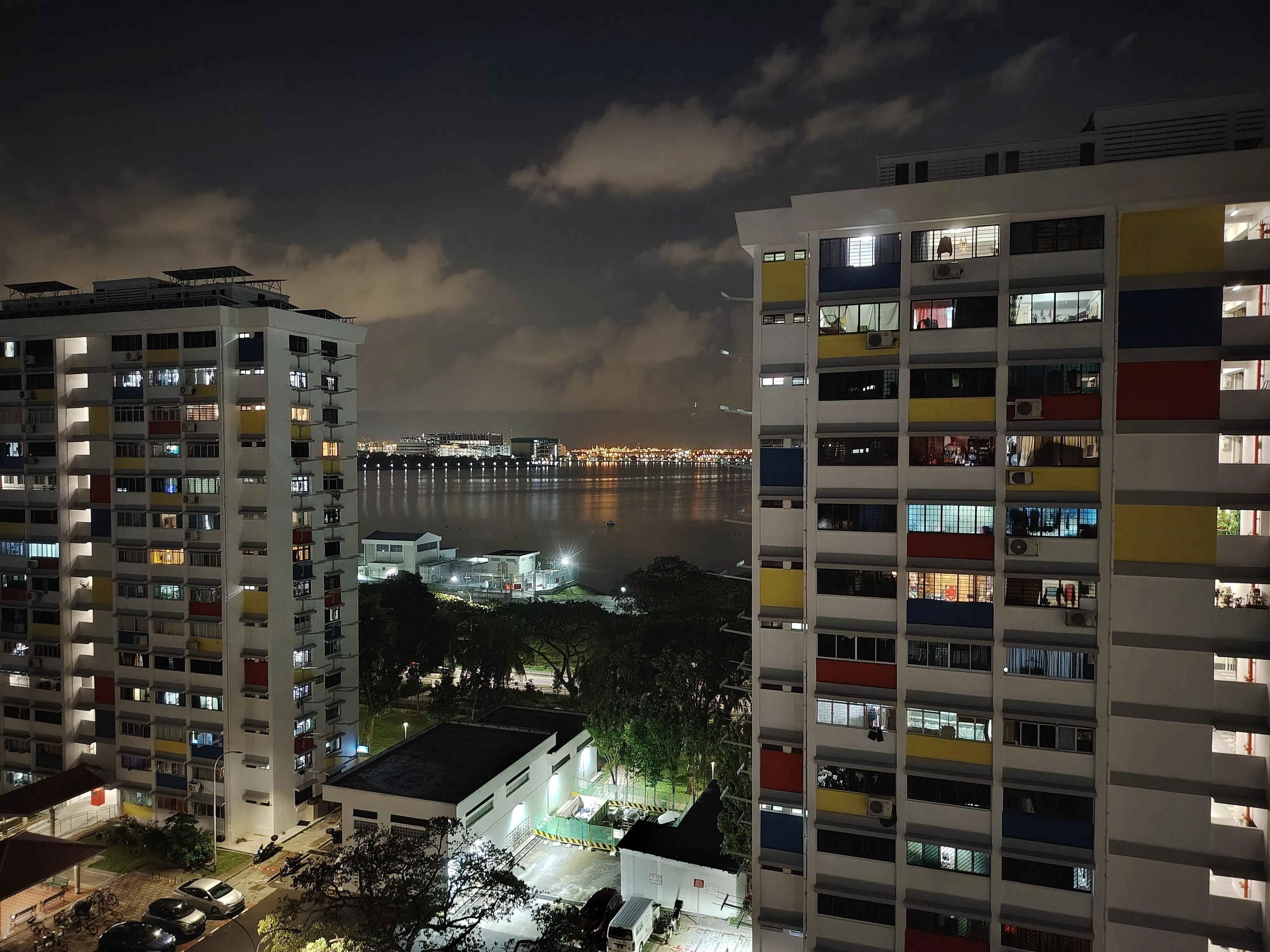 X9d的普通夜景拍摄，画面亮度充足，细节清晰。（黄少伟摄）