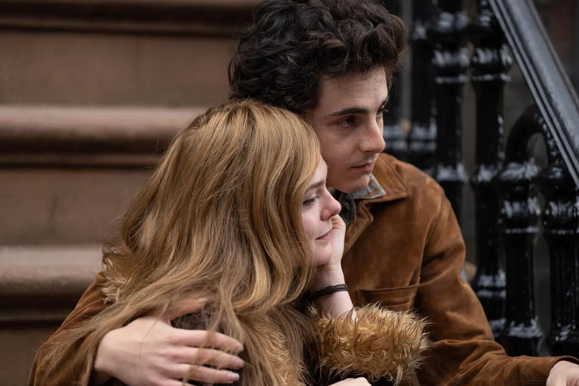 Elle Fanning（左）扮演Bob Dylan在纽约认识的情人，两人的合照曾登“The Freewheelin’ Bob Dylan”专辑封面。（迪士尼提供）