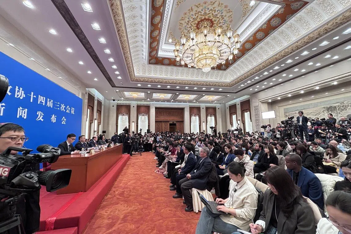 约500名中外记者参加星期一（3月3日）下午举行的中国全国政协新闻发布会。（黎康摄）