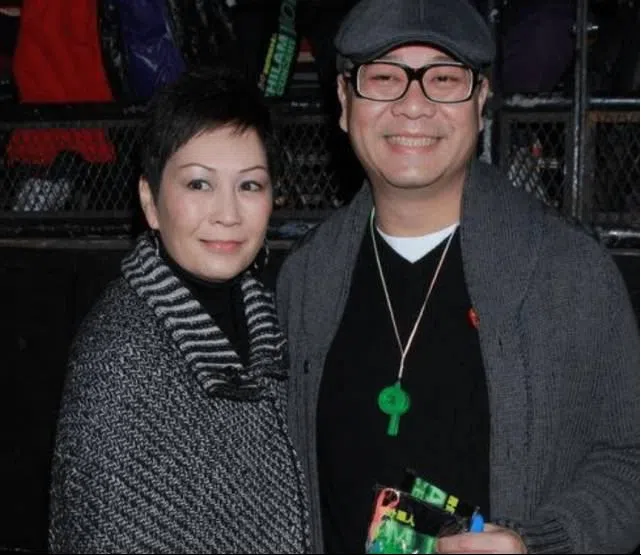 欧阳震华（右）瞒婚两年才公开妻子的身份。（互联网）