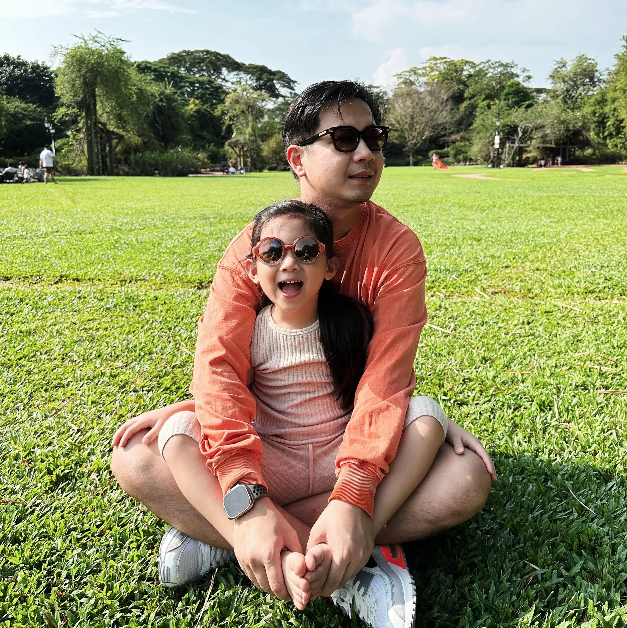 梁俊民在大女儿梁安淇的陪伴下，慢慢学习如何成为有爱的父亲。他们将在今年迎来小儿子。他说，见证孩子成长的过程，很幸福、很治愈。（受访者提供）