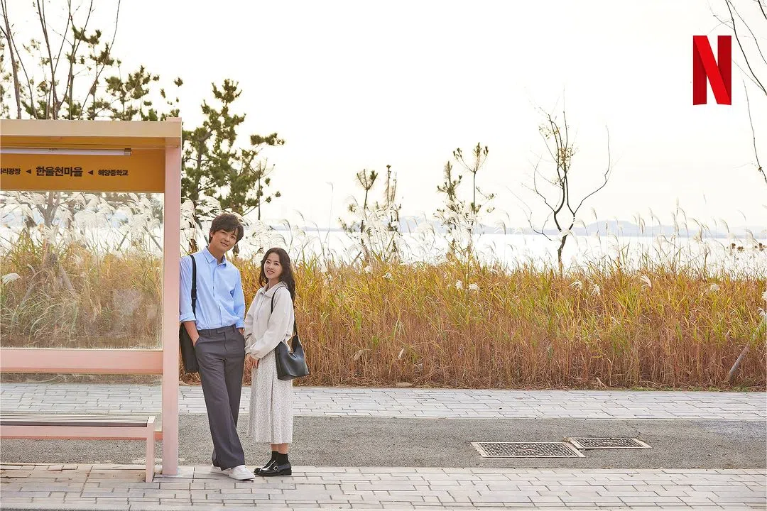 延宇振（左）饰演肛门科医生董高允，与朴宝英饰演的郑多恩有一段感情线。（取自Netflixkr IG ）