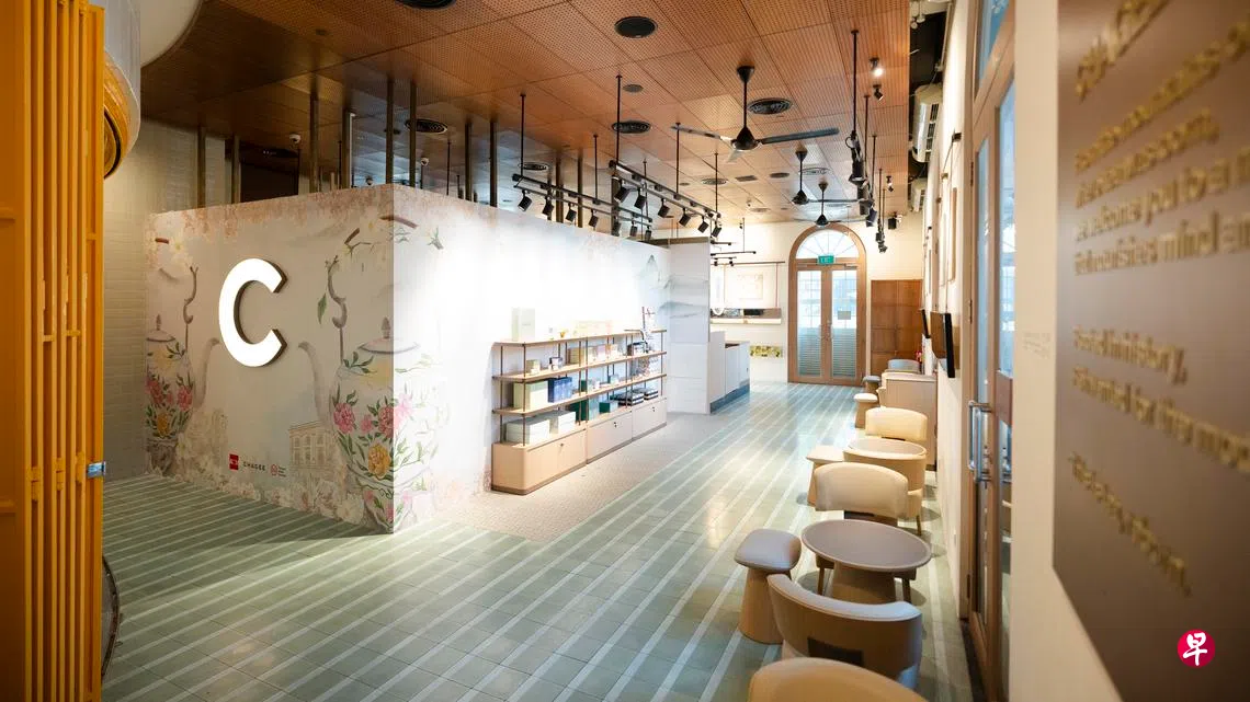 霸王茶姬配合“茶苑梦”展览，在亚洲文明博物馆一楼开设快闪店。 （品牌提供）