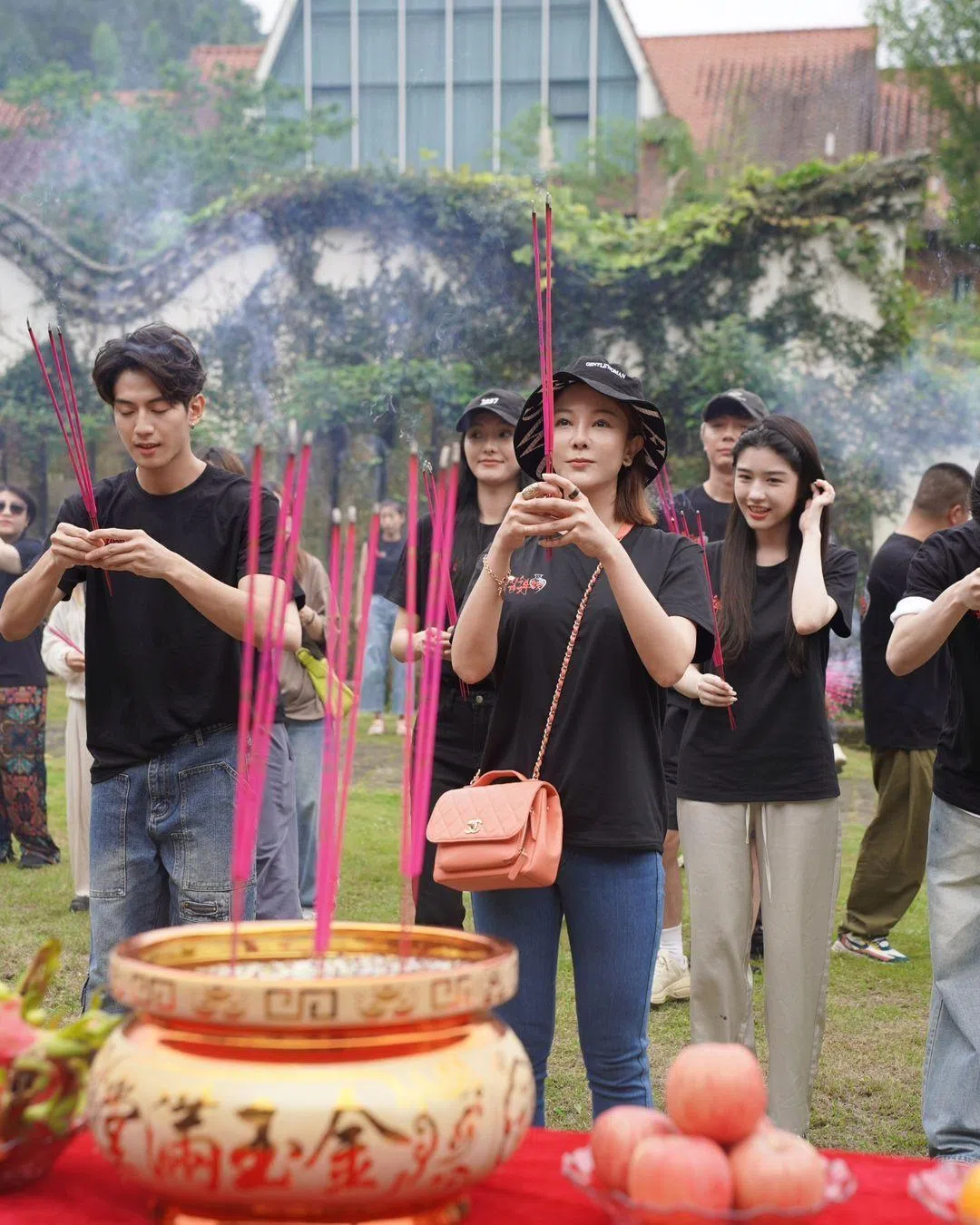童缤毓（前排右）与陈业文（前排左）在江西景德镇出席《我在大学修文物》开镜仪式。（取自童缤毓IG）