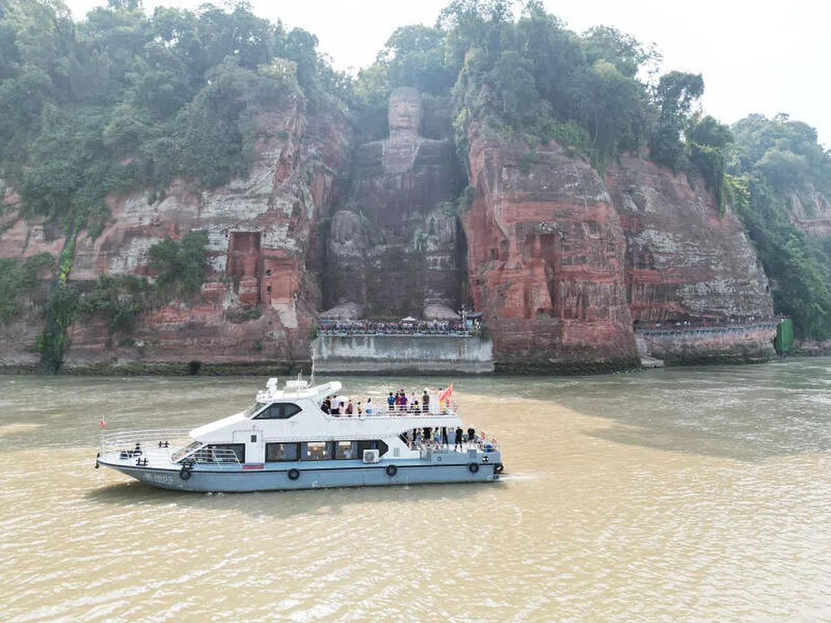 8月20日，受持续高温、降水偏少的影响，四川省乐山市境内大渡河、青衣江和岷江水流量明显减少，位于三江交汇处的乐山大佛“真身”也全部露出。（中新社）