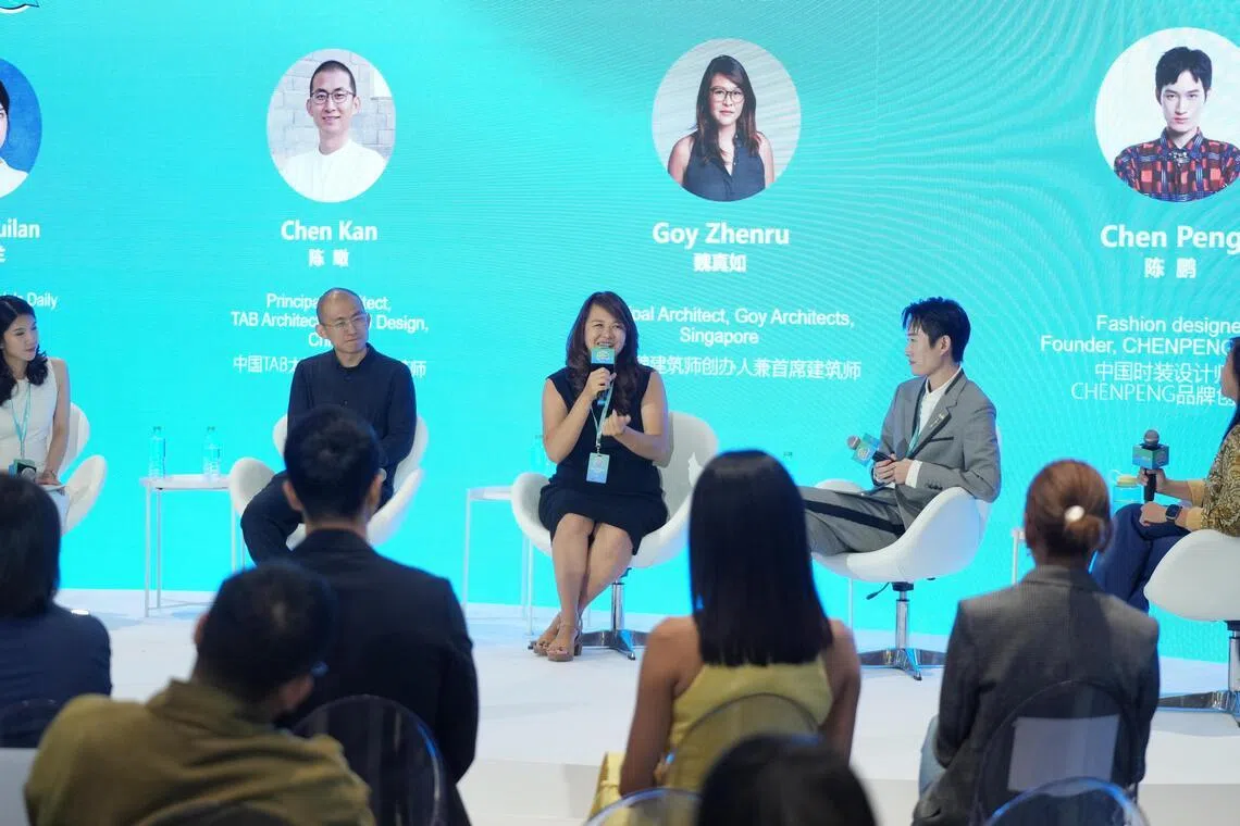 “中新青年说”圆桌对话会第三场讨论主题是可持续发展未来共建，由《人民日报》记者詹蕙兰（左起）主持，参与讨论的包括中国TAB太不建筑主持建筑师陈瞰，新加坡魏建筑师创办人兼首席建筑师魏真如，中国时装设计师、CHENPENG品牌创始人陈鹏，以及“我们的新加坡珊瑚礁”“我们的蓝色空间”联合创始人岑淑芹。（谢智扬摄）