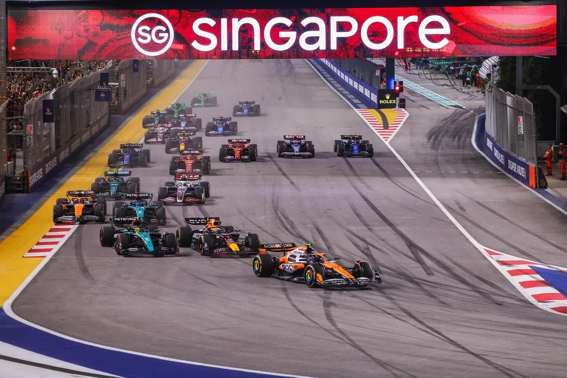 诺里斯（右下）在2024年新加坡大奖赛从杆位出发，领跑每一圈最终夺冠。（联合早报档案照）