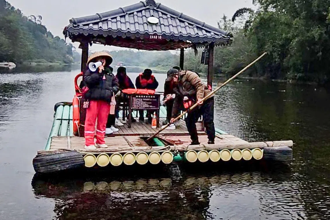 与竹筏上的壮族姑娘对唱山歌。（客桑摄）