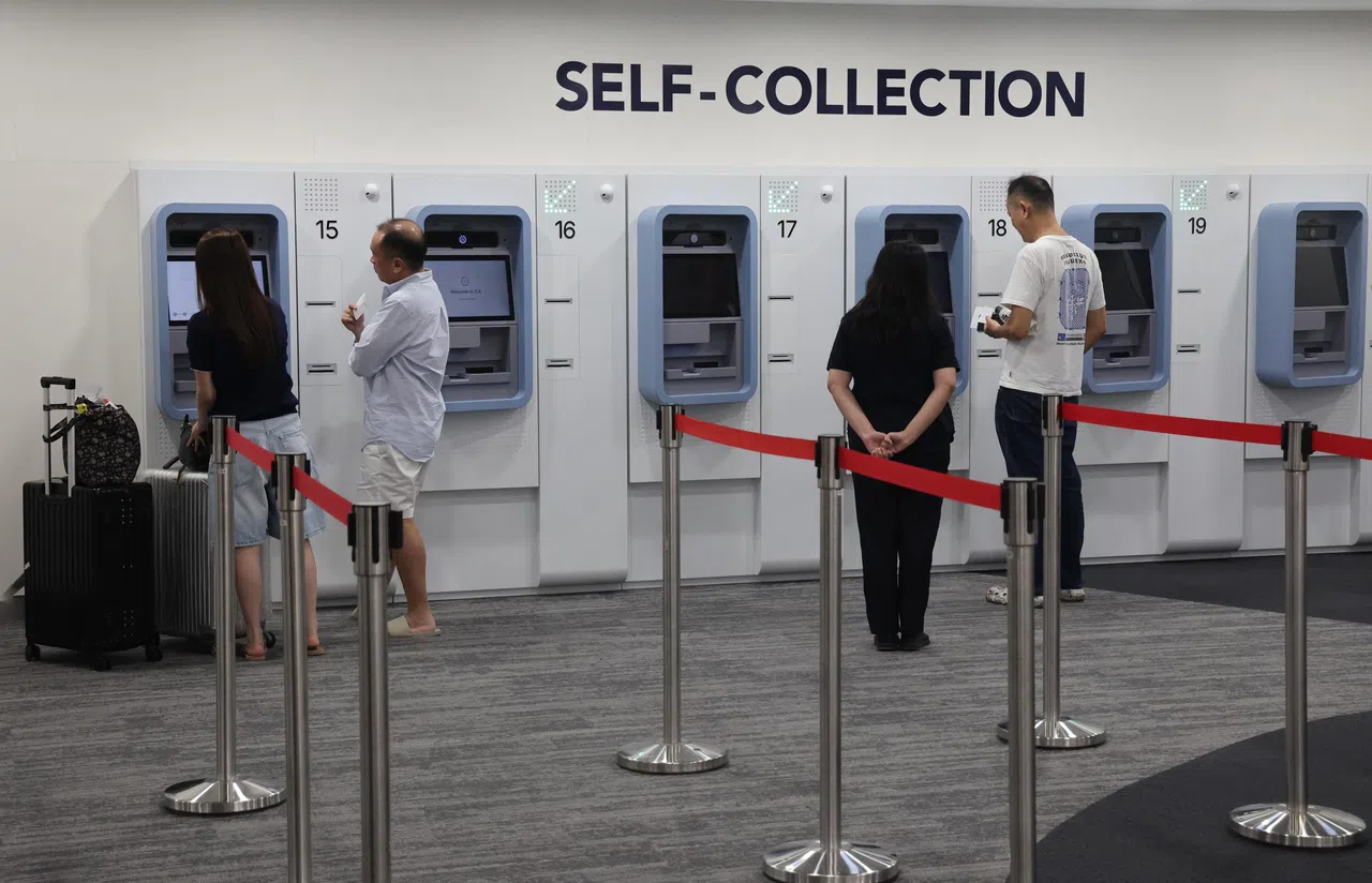 位于移民与关卡局新服务中心二楼的自助领取机，只需五分钟就能领取护照或身份证。（邬福梁摄）