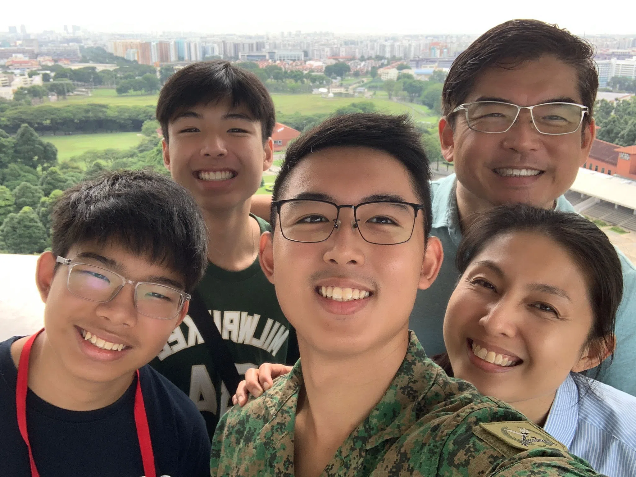 黄嫊方和老公Mike（后排右）对三个儿子的期待各有不同。（黄嫊方提供）