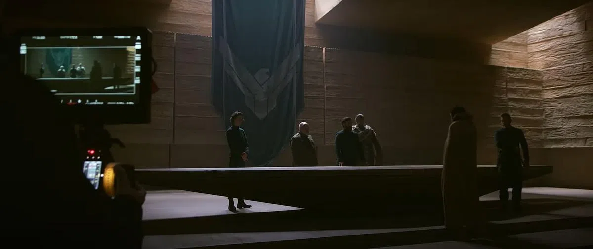 从服装到场景，每一幕的开始都是笔下的素描图。（照片/电影预告截图）