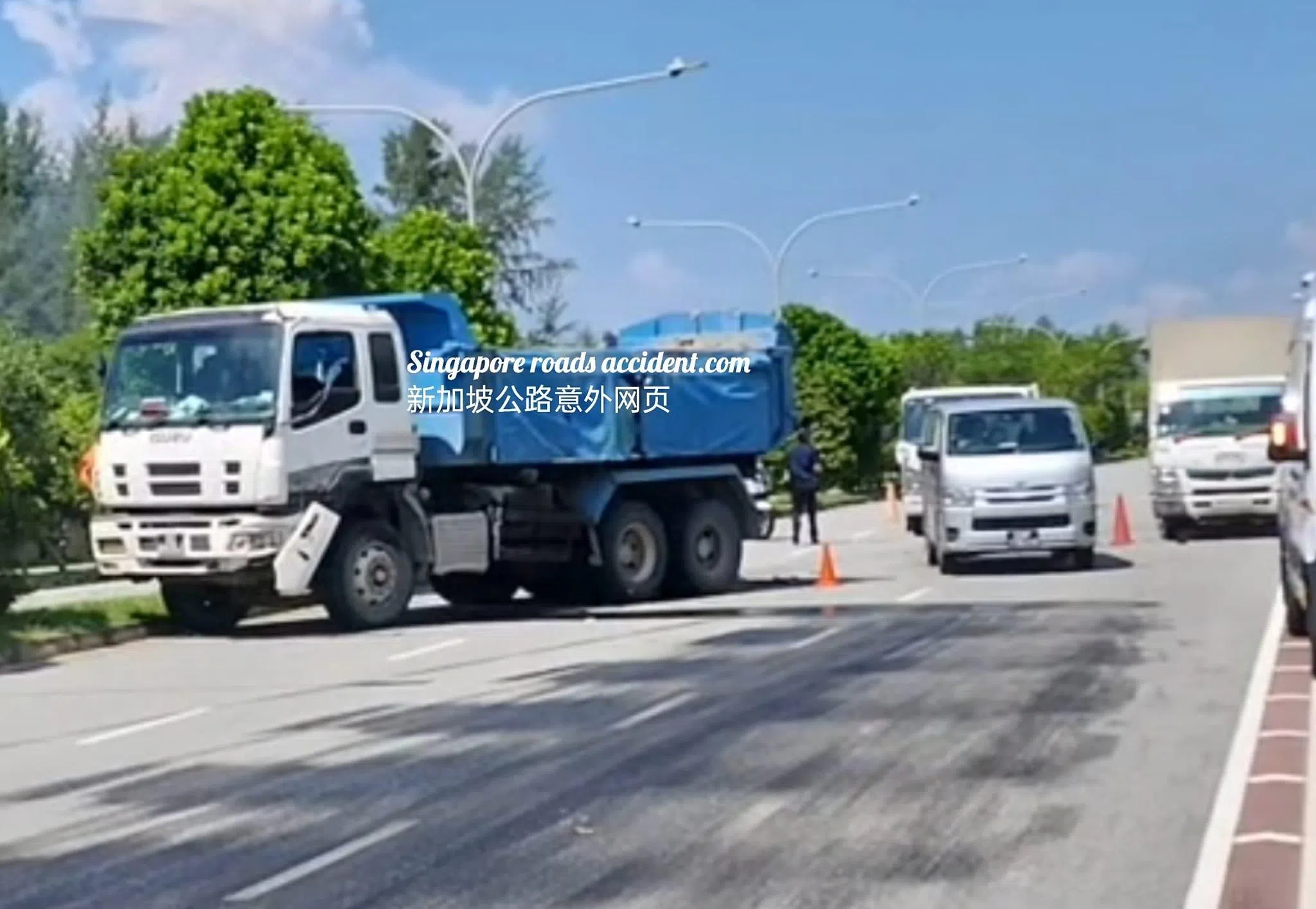 
肇祸的倾斗卡车停在路旁，卡车车头的防撞杆已经脱落。（取自新加坡公路意外网页脸书）