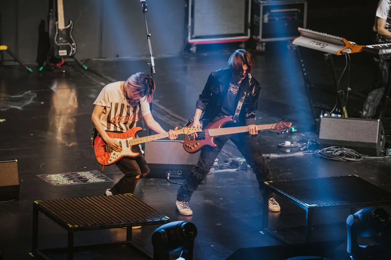 吉他手Gaon与贝斯手李周演不时跳上舞台边缘的台子与观众近距离互动，赚足了尖叫声。（CK Star Entertainment提供）