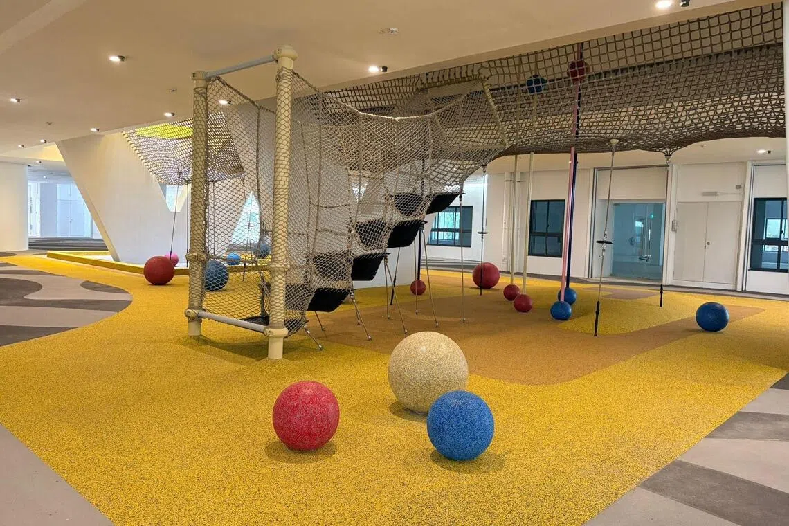 多层停车场的地面层不设停车位，而是打造成“社交中心”，设有托儿所、儿童游乐区和健身器材区等。（建屋局提供）