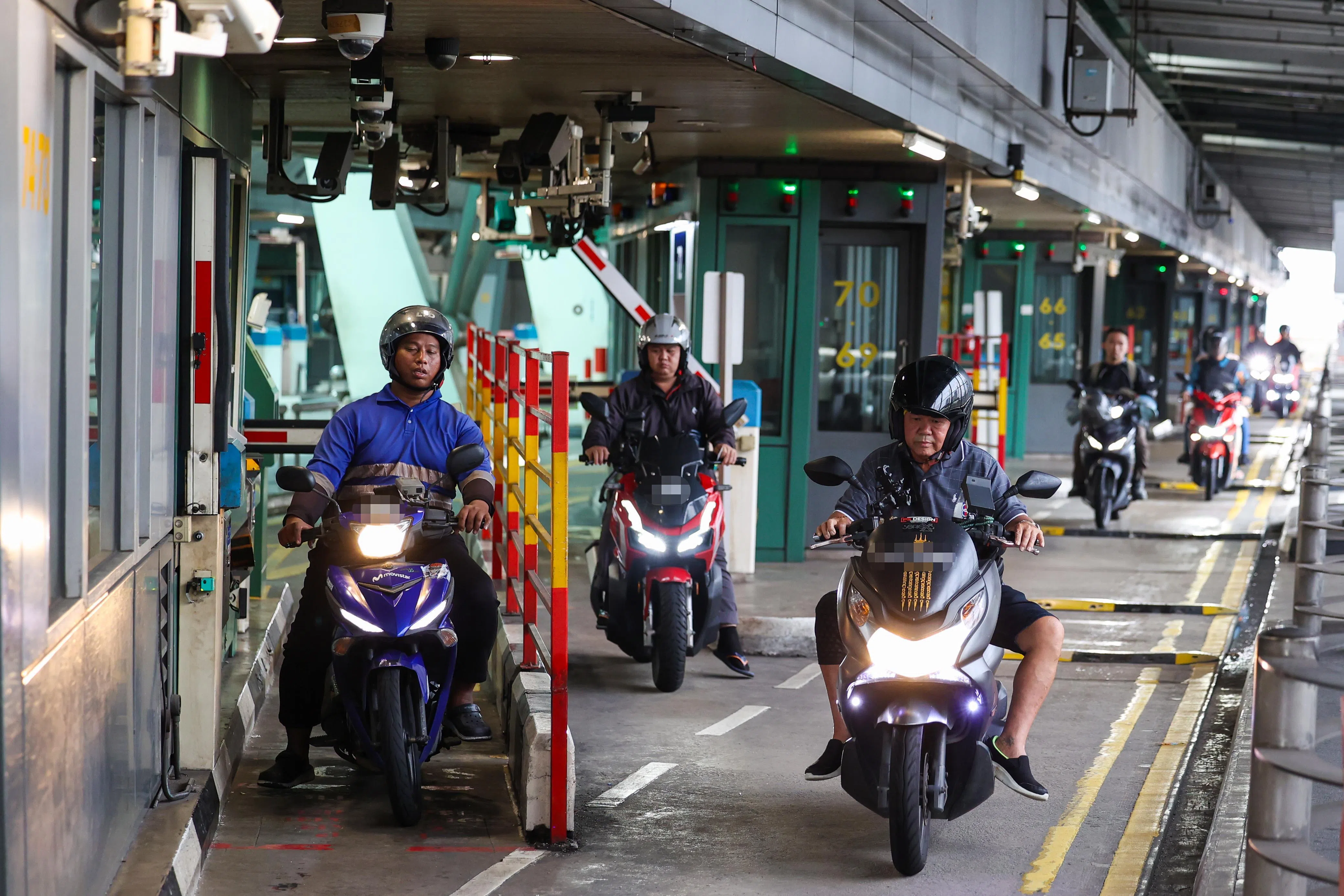 移民局透露，入境新加坡的电单车骑士也可以用脸部特征识别通关，以取代现行的指纹扫描。（林明顺摄）