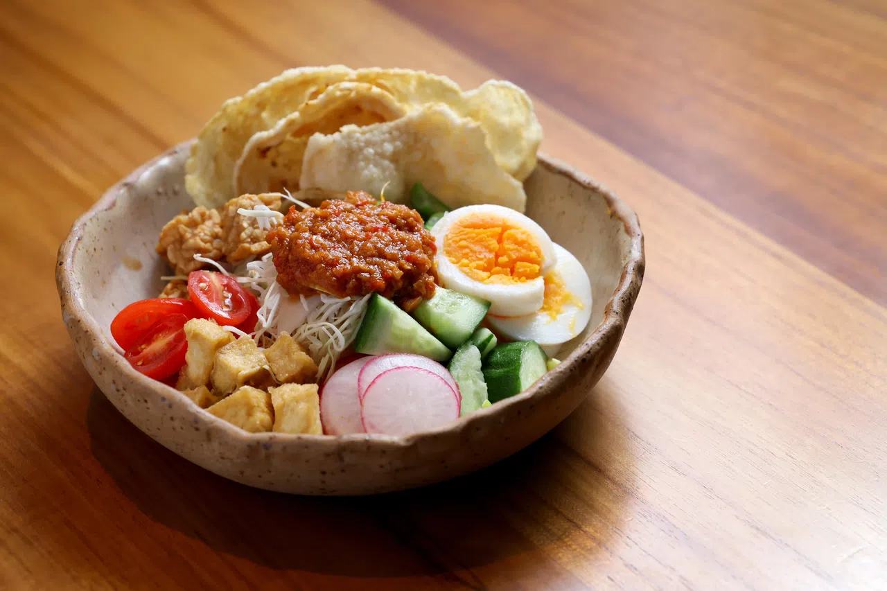 椰子俱乐部的Gado-gado既有蔬菜的清新，又有花生酱的浓郁，带微辣，风味清新。 （龙国雄摄）