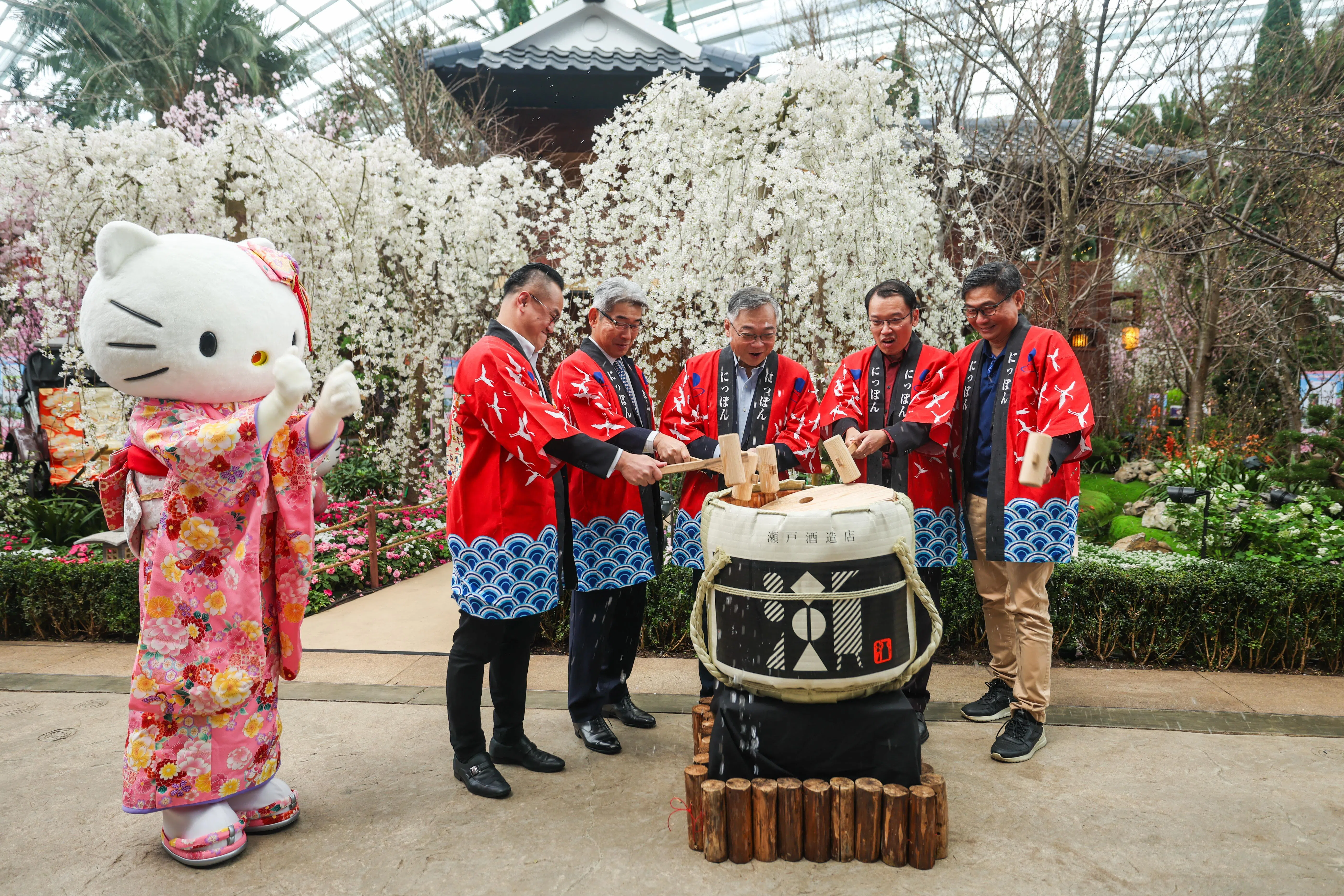 副总理兼贸工部长颜金勇（右三）与日本驻新加坡大使石川浩司（左二），以及滨海湾花园总裁罗志威（右二）、董事刘连万（左一）和卓荣龙（右一）一起，在吉蒂猫的陪同下，以镜开仪式为第11届滨海湾花园樱花展揭幕。（白艳琳摄）