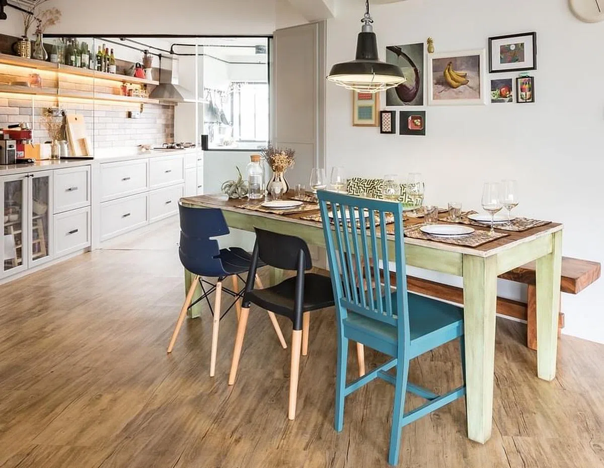 围绕复古欧洲餐桌的是独一无二的餐椅和长木凳。