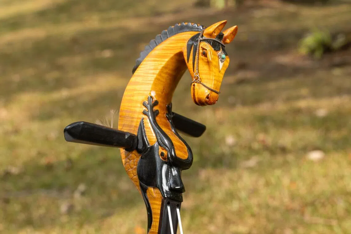 琴头雕刻成马，展现出蒙古族对马的天然崇拜。（吴先邦摄）