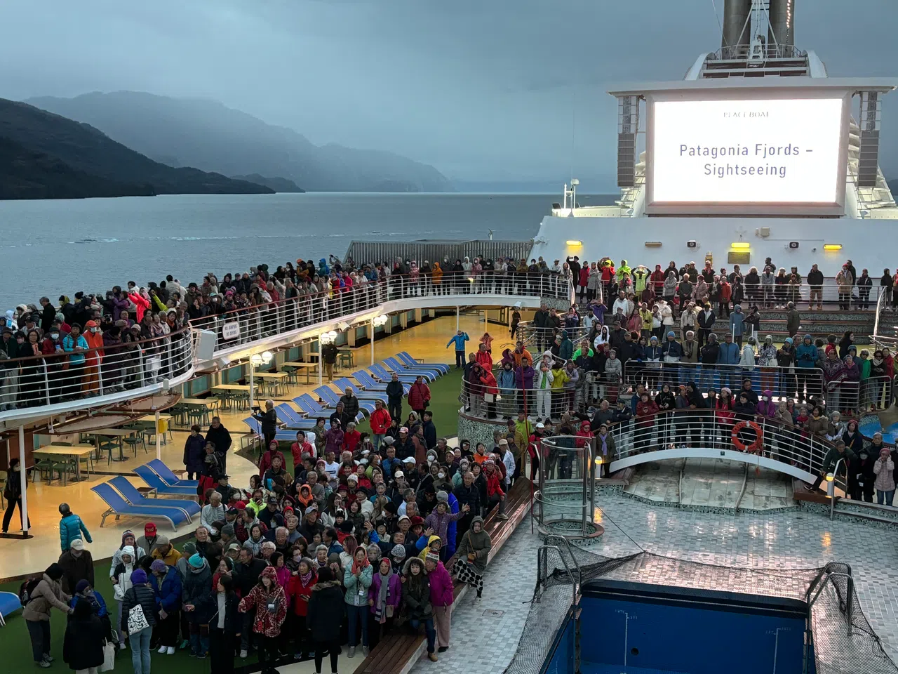 和平船驶入巴塔哥尼亚峡湾时，大家都起早涌到顶楼甲板看风景。（谢燕燕摄）