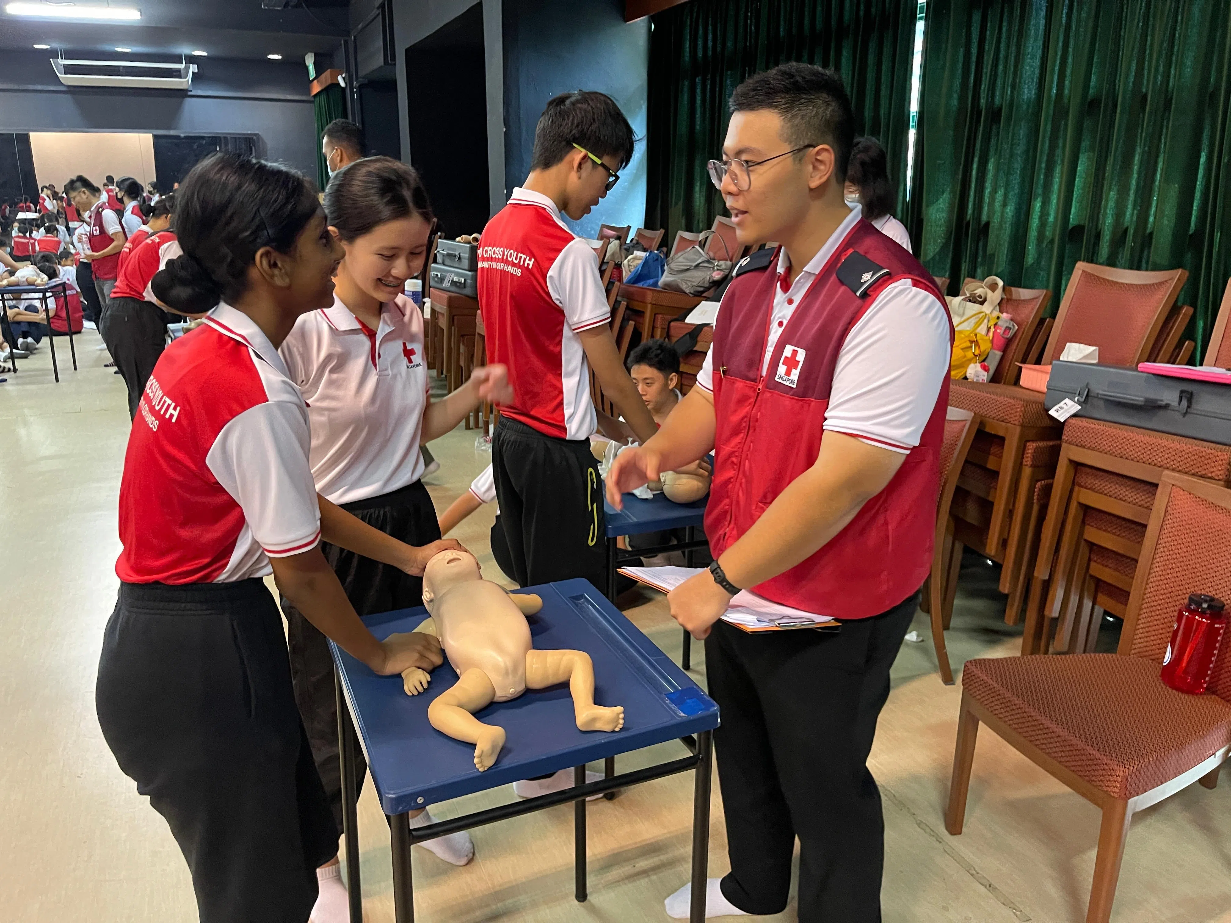 李伟透露，在教导不同群体急救知识时，要学习如何灵活应对，引起对方的兴趣。（受访者提供）