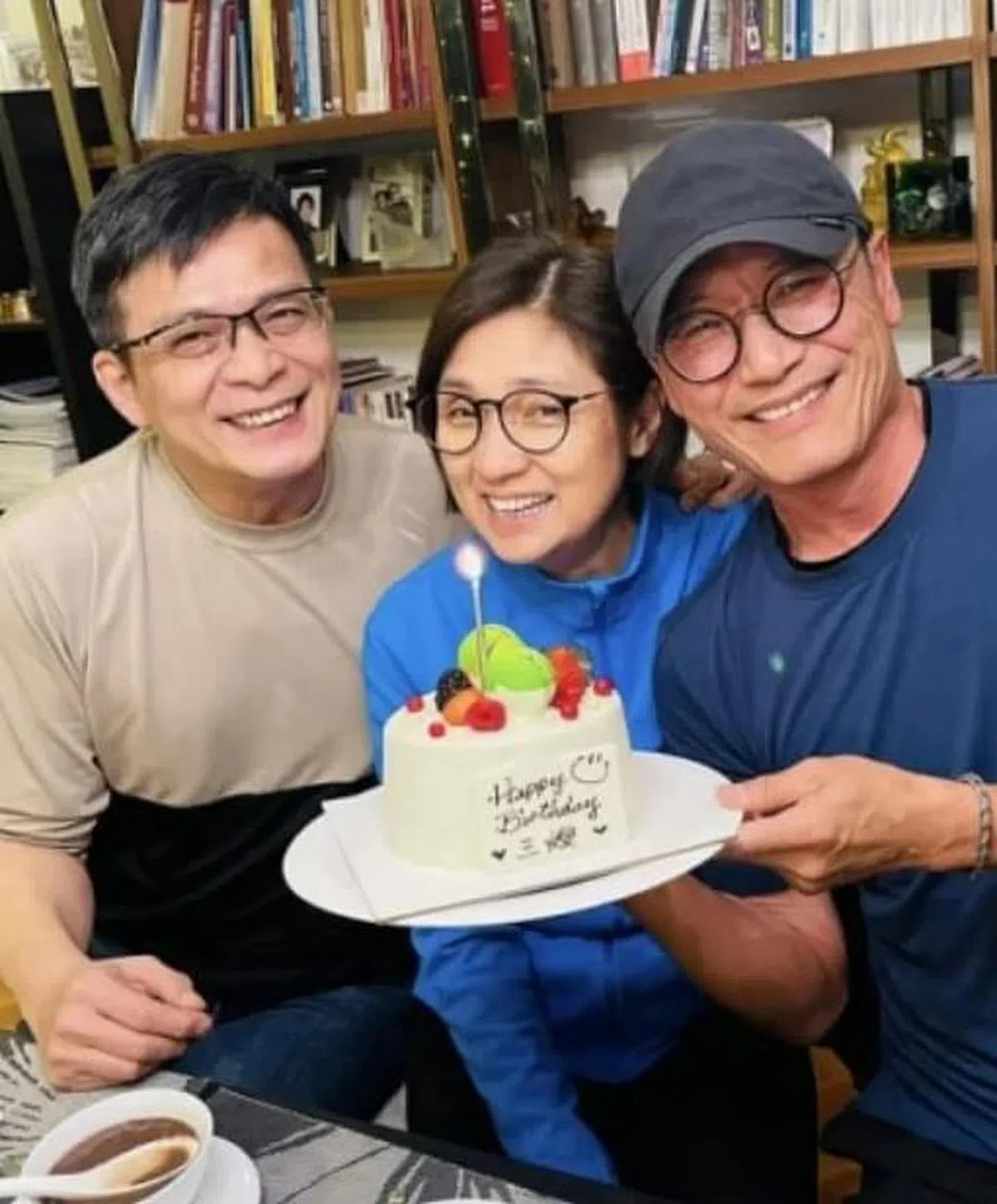 黄日华（左）与苗侨伟夫妇合照。（取自艺人脸书）