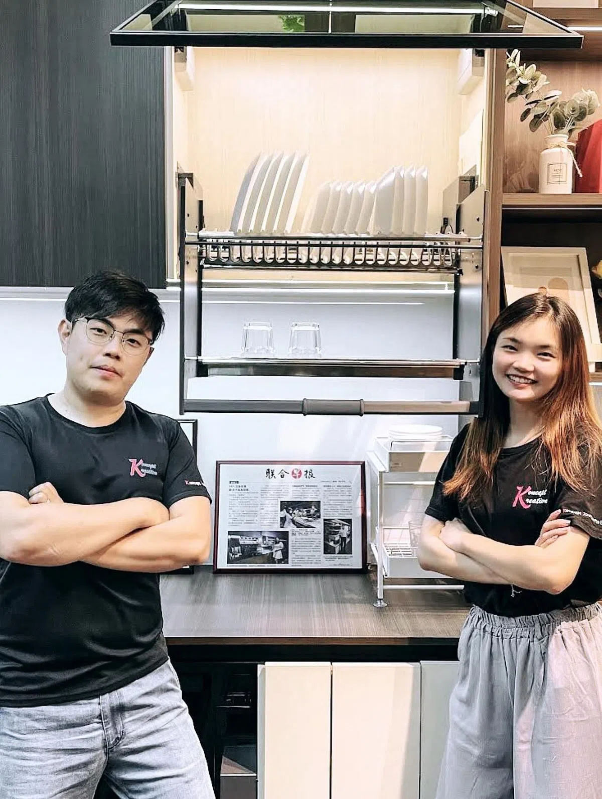 K—创公司董事经理张豪祥（左）：尽管公司的社媒目标受众是消费者，但同样受到企业客户的注意。他的妹妹张莹敏负责推动社媒营销。（受访者提供）