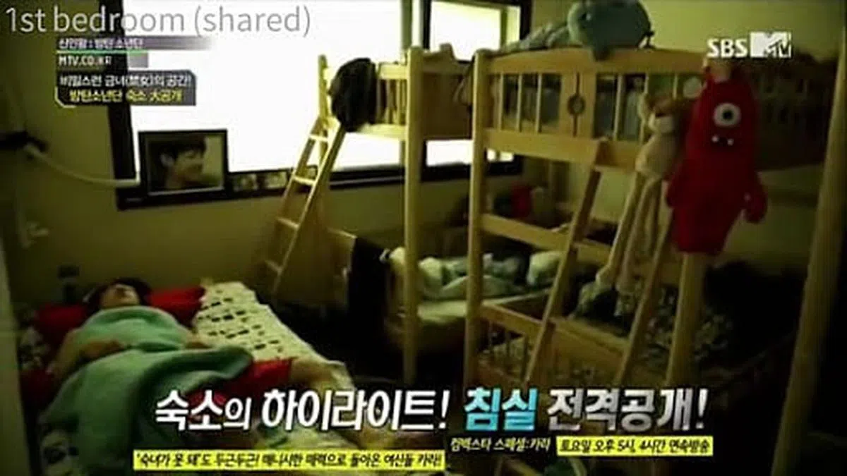 BTS曾经5人挤1间房。（视频截图）
