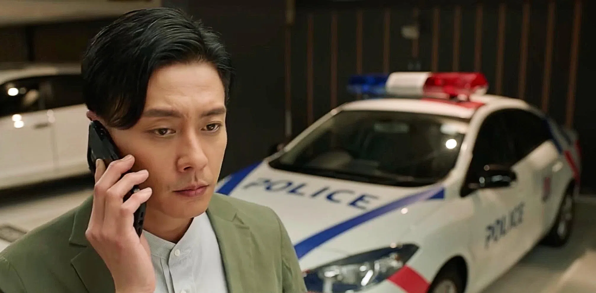 前两集出现不少看似新加坡警察部队的警徽、警车和警队招聘海报等，不过原来剧集是在香港拍摄的。（图截自《叠影狙击》）