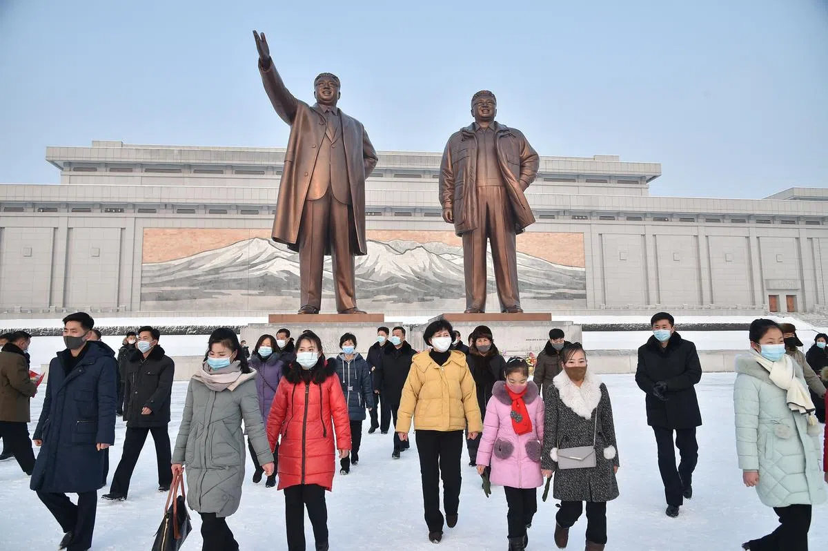 农历新年是朝鲜唯一没有与金氏王朝或朝鲜官方革命史有任何关联的公共假日。不过，平壤民众还是手捧着鲜花，在寒冷雪地到金日成和金正日雕像前拜谒。（朝中社）