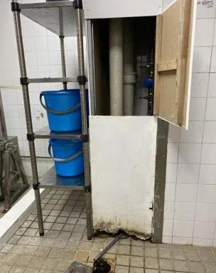 Aadhanya贸易公司的食品加工厂发现墙壁损坏。（新加坡食品局提供）