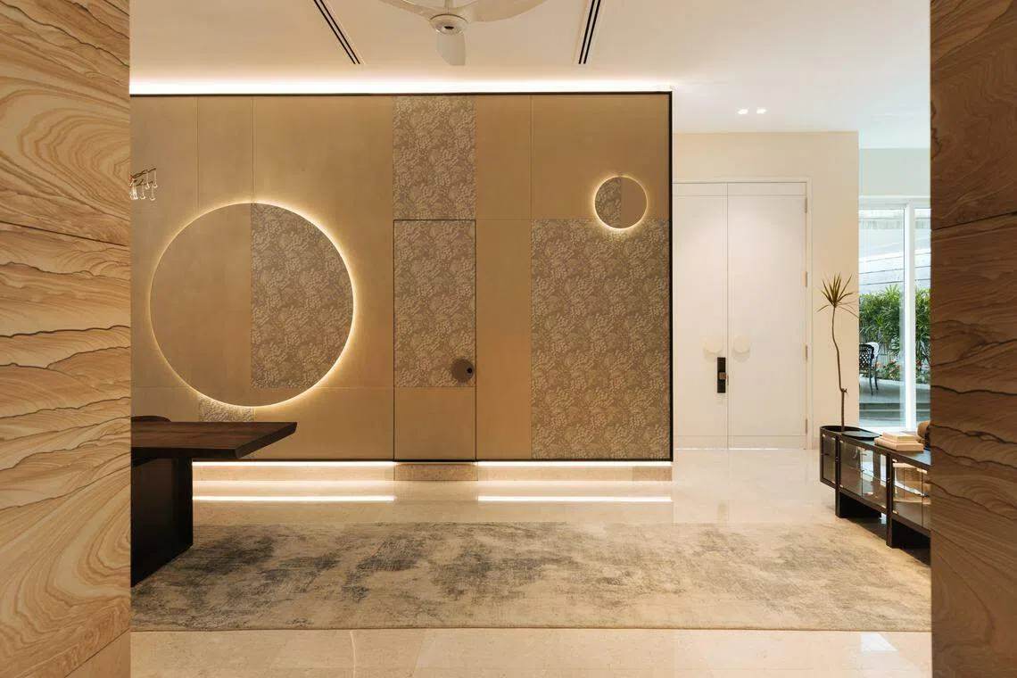 用餐区的覆布墙面，有两个圆圈设计，大圆圈如同太阳，小圆圈像是月亮。（Metre Architects）