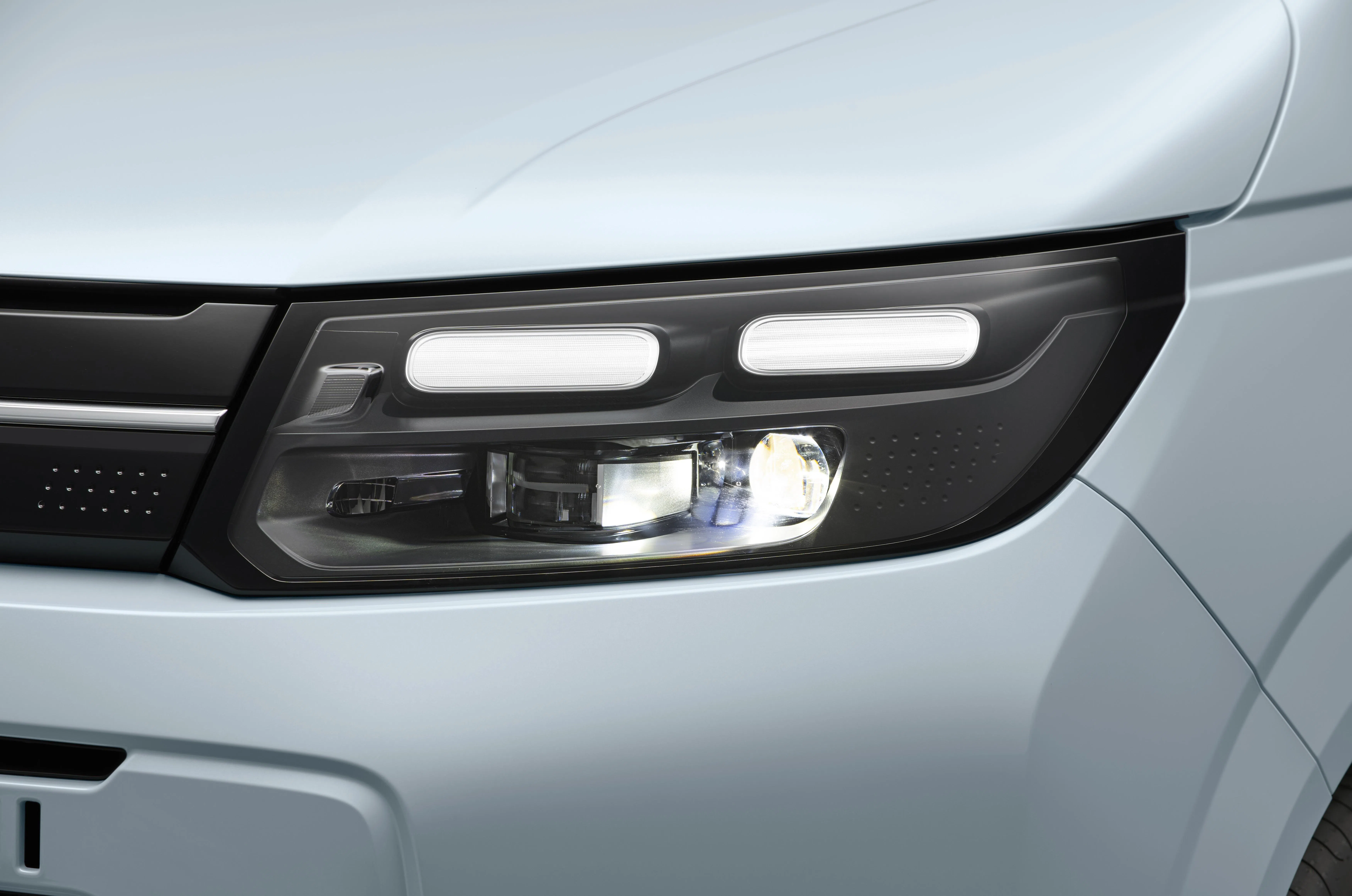 头灯组内置独特的两段式LED日行灯。（车商提供）