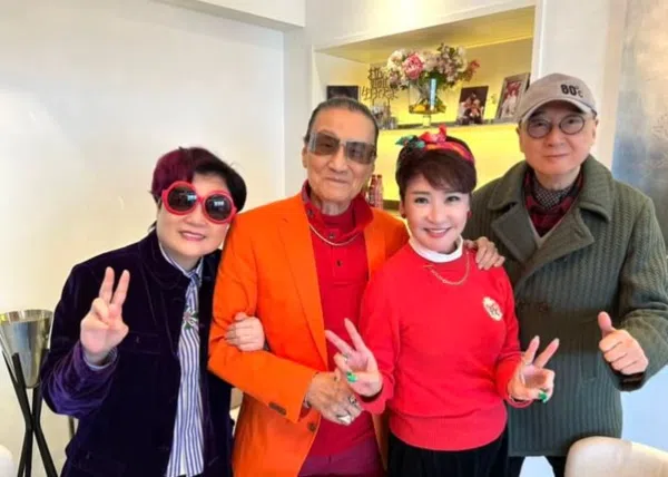 谢贤（左二）、前妻狄波拉（左三）和陈淑芬（左一）今年春节欢聚一堂。（互联网）