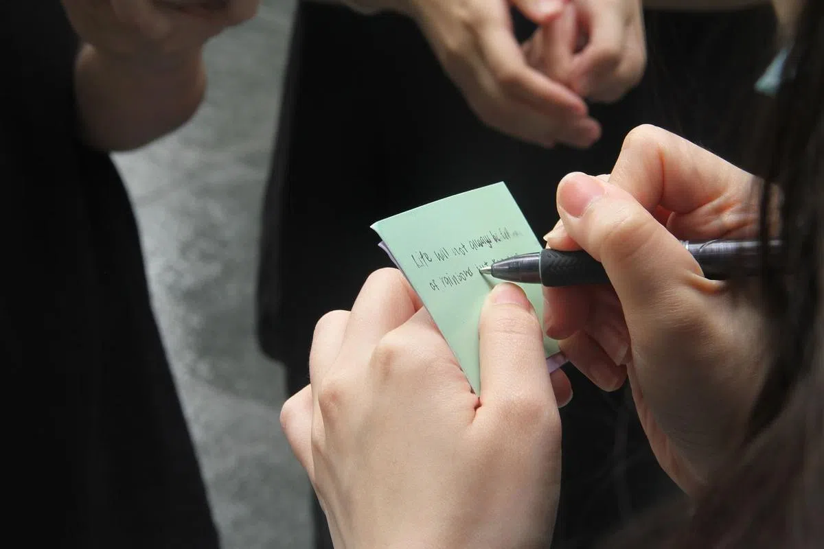 “一点心意”让公众写下正能量字条，传达快乐给另一位匿名受益者。（受访者提供）