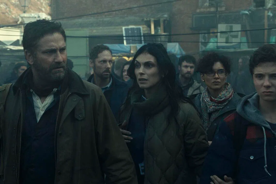 Gerard Butler（左起）、Morena Baccarin和Roman Griffin Davis扮演患难与共的一家三口。（创艺电影提供）