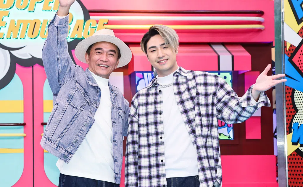 鹿希派（右）2023年与爸爸吴宗宪一起主持《小明星大跟班》。（互联网）