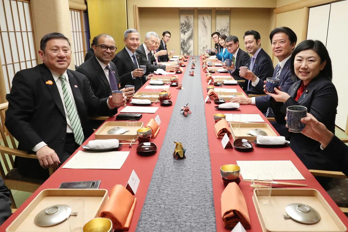 李显龙总理（左四）与随行的新加坡官员昨晚与日新友好议员联盟成员聚餐。左起是新加坡驻日大使陈海泉、卫生部兼通讯及新闻部高级政务部长普杰立医生、外交部长维文医生、李总理和人力部长兼贸工部第二部长陈诗龙医生。右起是日本数码兼行政改革女部长牧岛花莲、前复兴赈灾部长玄叶光一郎、日本众院议员大塚拓和日新友好议员联盟主席河野太郎。（通讯及新闻部提供）