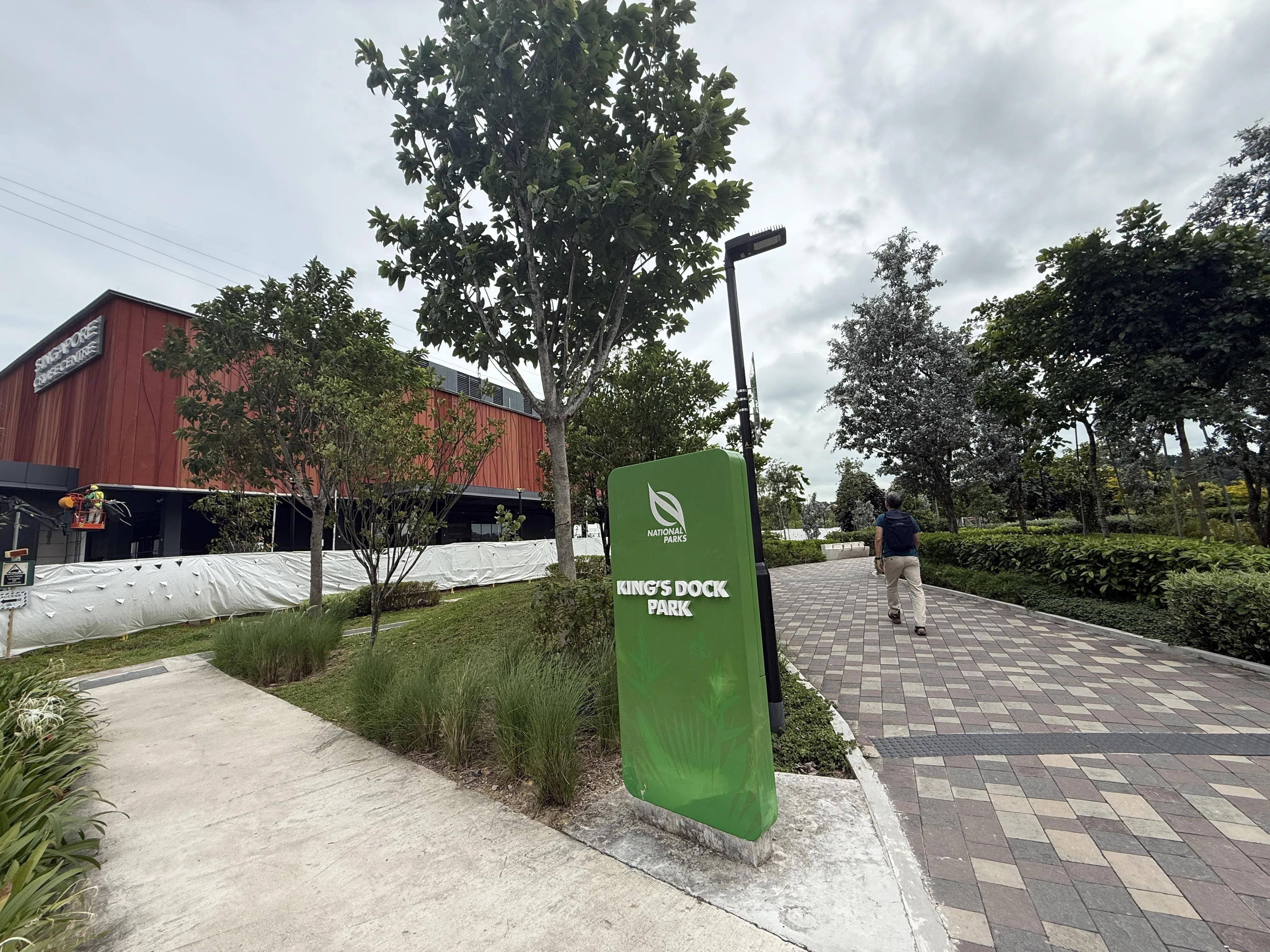 穿过这个名为King’s Dock的小公园，就能踏上宽敞步道。（陈映蓁摄）