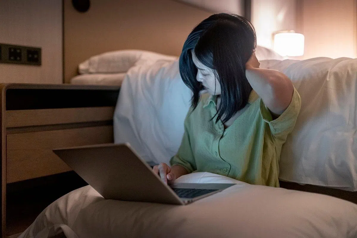 在家上班，别贪舒服，应避免在床上或沙发上工作。（图／GETTY IMAGES）