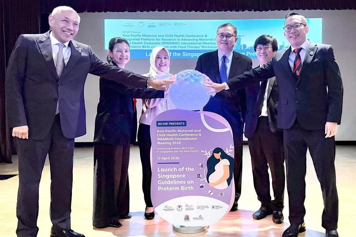 《新加坡早产管理指南》更新版星期五（4月17日）举行推介会，保健卫生部政务部长拉哈尤（左三）与竹脚妇幼医院与新加坡妇产医科学院团队一起主持仪式。左起为竹脚妇幼医院孕妇胎儿医学资深顾问（新加坡早产管理指南主席）赵忠义教授、医药委员会主席田玉慧副教授、妇产科系资深顾问医生陈国贤教授、妇产科系主席陈学崐教授。右一为新加坡妇产医科学院会长林绍勤医生。（竹脚妇幼医院提供）