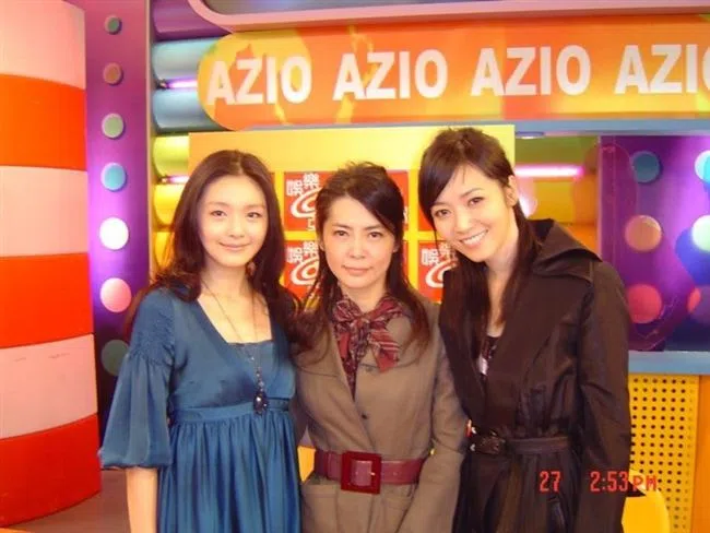 侯佩岑（右）与大S（左）及《流星花园》制作人柴智屏合影。（互联网）