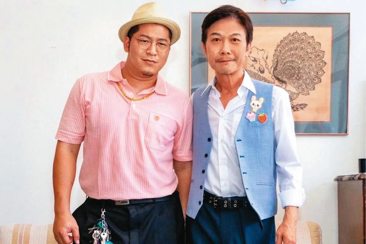 钱小豪（右）和草爷因为公益活动而结识。（互联网）