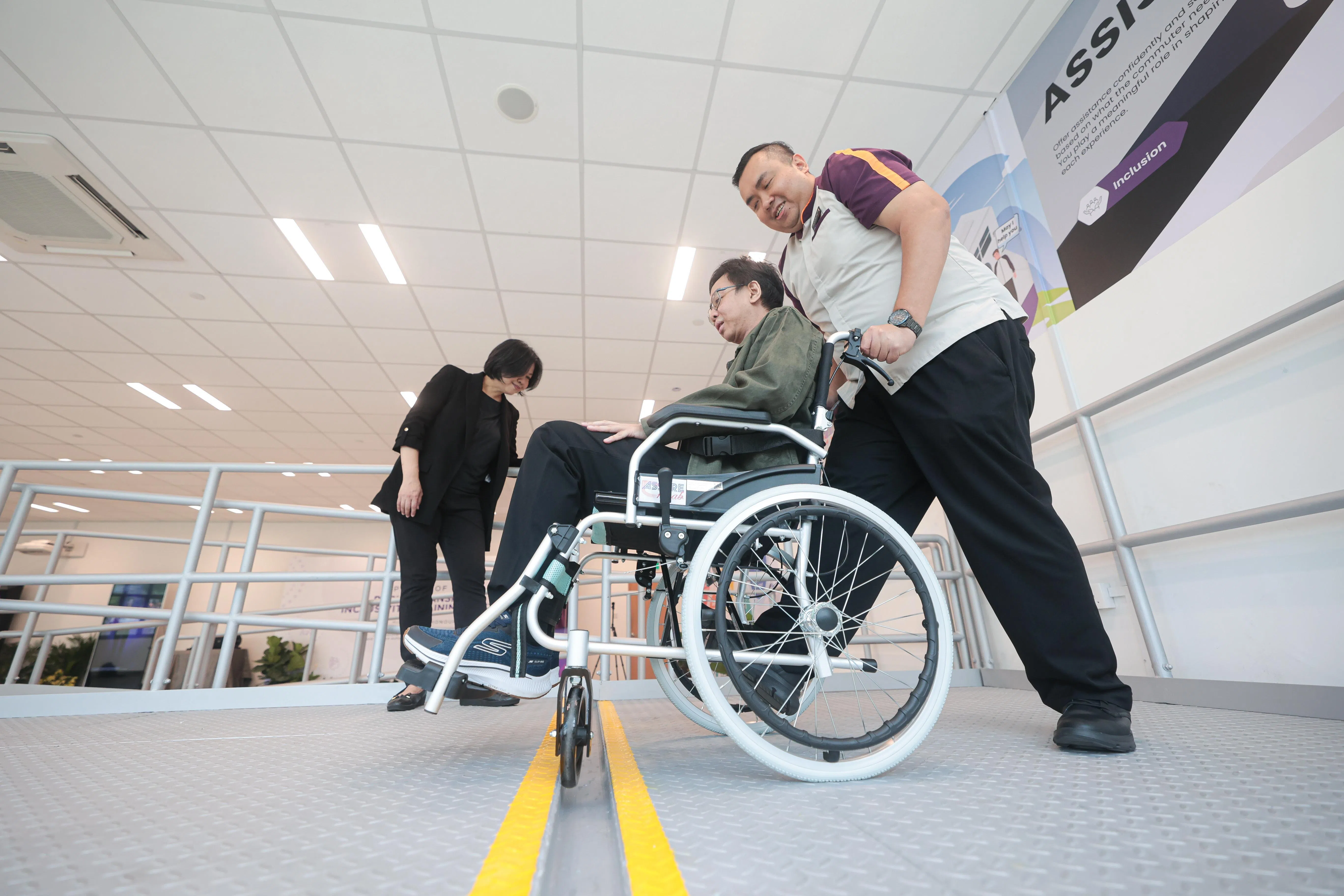 普通乘客一步跨过列车与月台之间的间隙，对特需人士却是一道难关，所以前线人员通过模拟的情境，学习如何帮助有需要的人跨越间隙。（李冠卫摄）