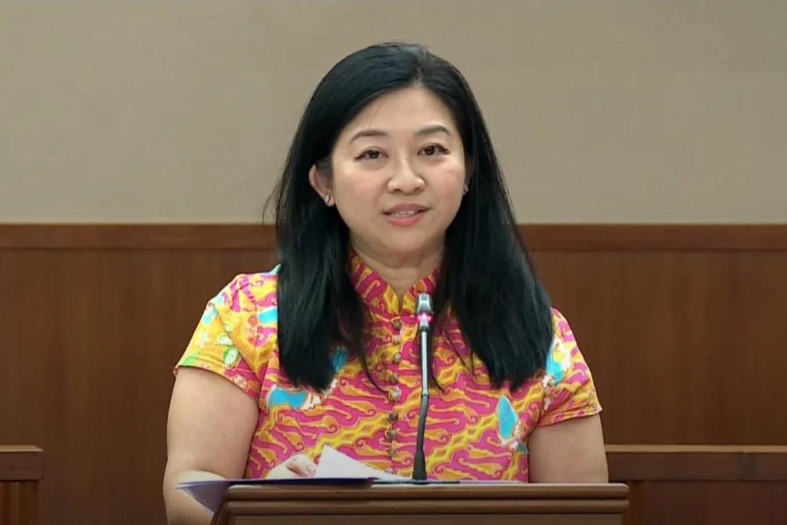 白沙—榜鹅集选区议员杨涴淩说，在许多小贩中心流行的中央洗碗模式中，摊主可能须在每月洗碗服务费之外，为使用每个碗支付标准用费。这意味着，每名顾客向店主要一个空碗，店主就会被洗碗业者征收每碗一角、两角甚至更多的费用。（gov.sg视频截图）
