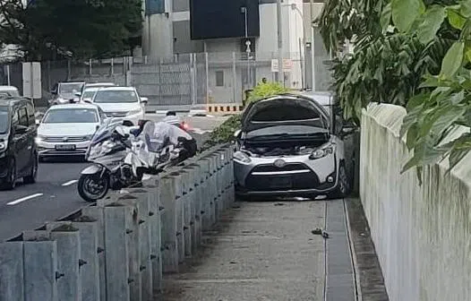 轿车完全阻碍了路人通行。（受访者提供）