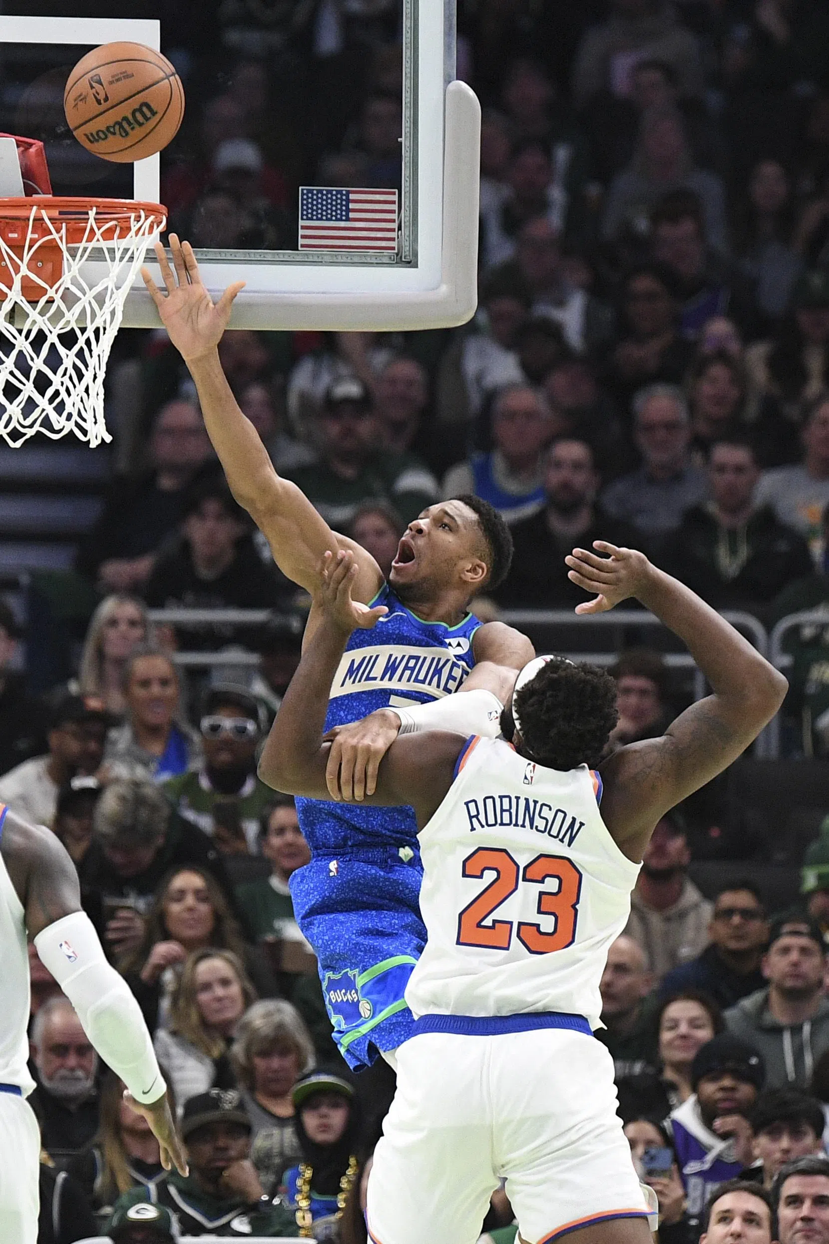 公鹿核心字母哥（蓝衣）在对垒尼克斯的比赛中上篮得分。（路透社）