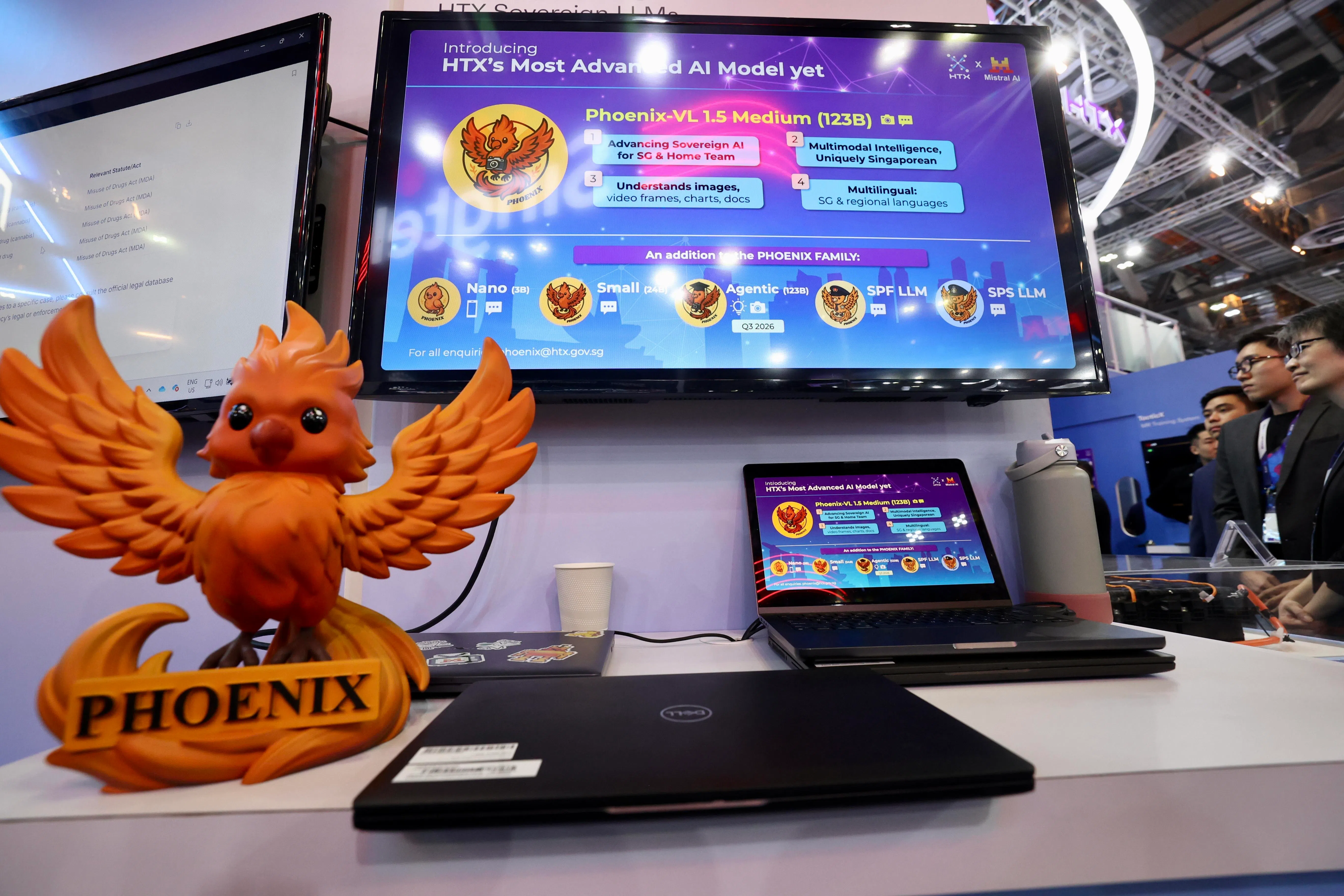 “凤凰”系列大语言模型以本地语种、词汇和法律数据为基础，目前已推出纳米、小型和中型模型，并为警察部队及监狱署开发两款专用版本。内政科技局也预计在下半年推出一款具备代理能力的人工智能模型。（邝启聪摄）