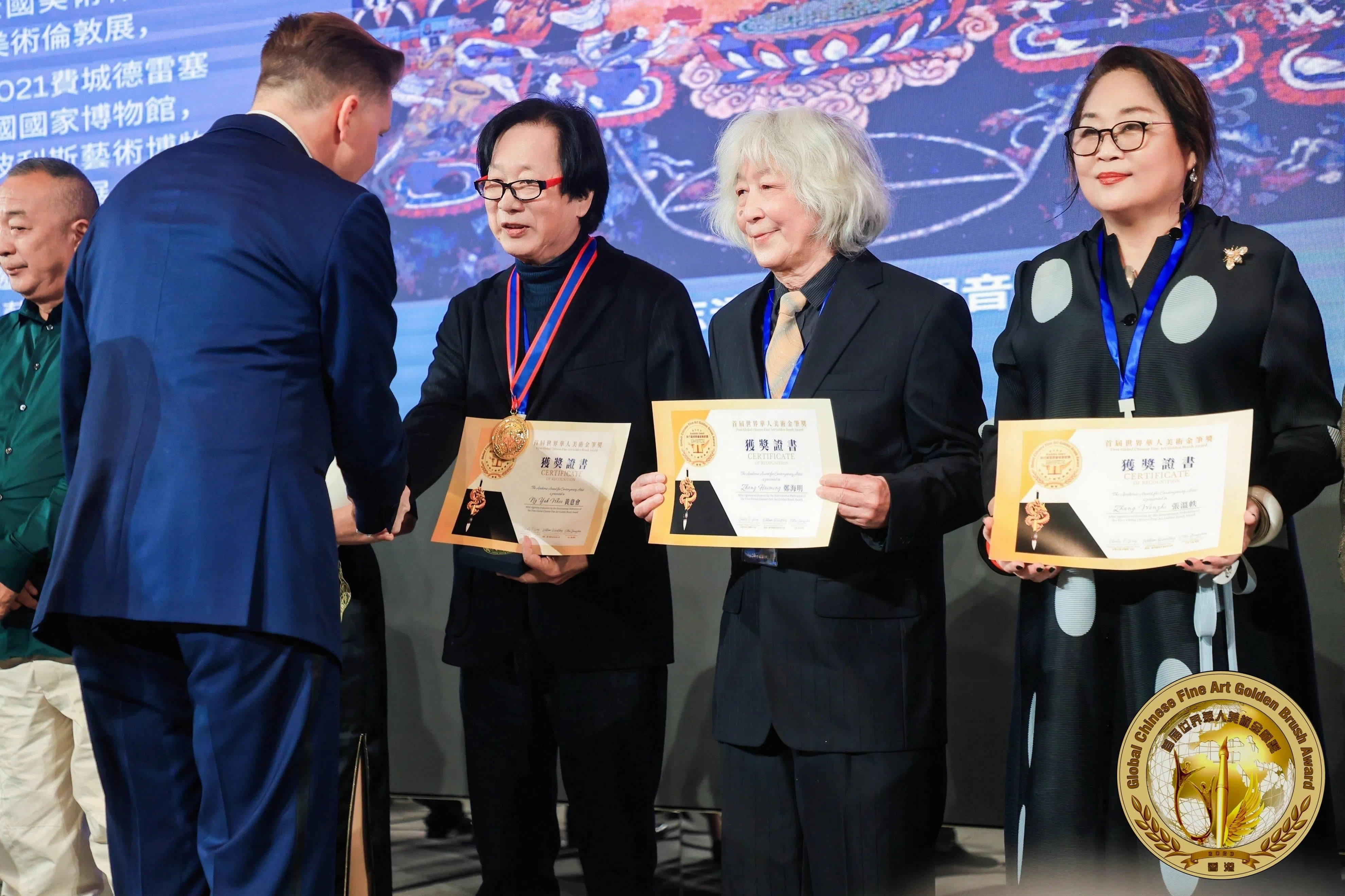 新加坡艺术家黄意会（左二）获颁首届世界华人美术金笔奖时代艺术家学术创新奖。（主办单位提供）