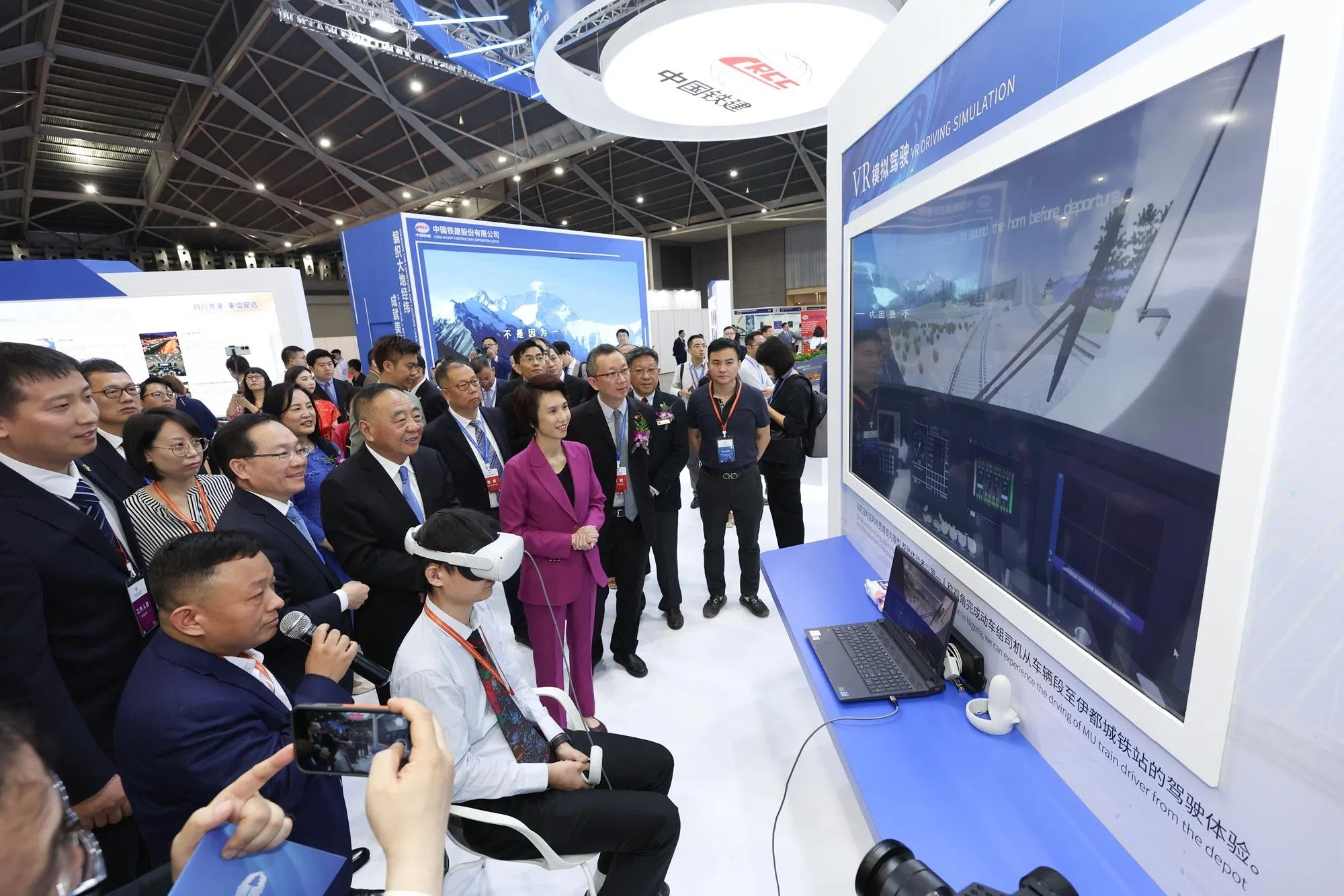 国际产业合作大会同期轻型展示中国高端创新产品，吸引专业观展人士前往。（主办方提供）